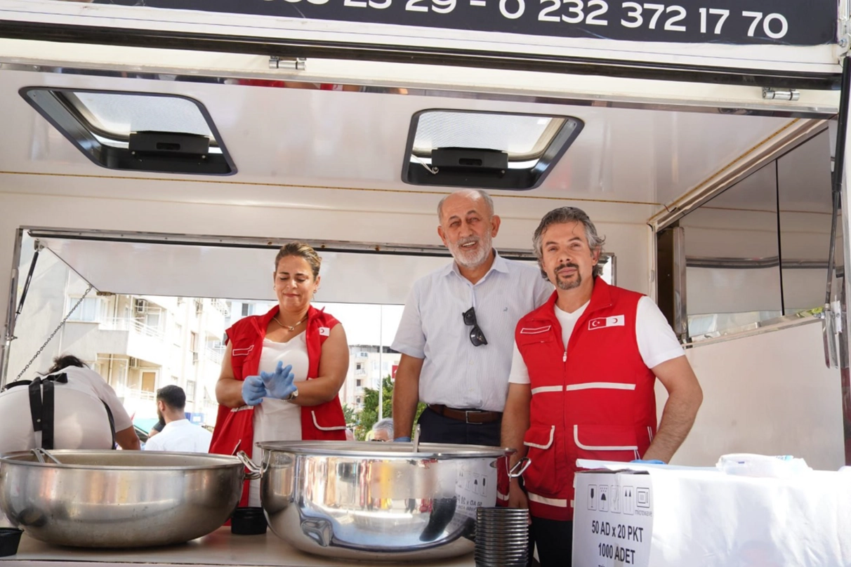 Bayraklı Kızılay Şubesi aşure etkinliği düzenledi -