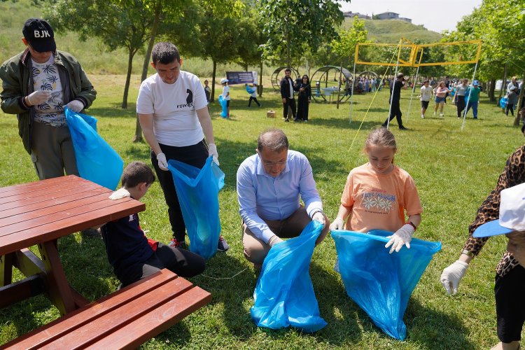 Beylikdüzü'nde çocuklar kıyıda sahil temizliği yaptı -