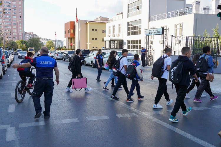 Beylikdüzü Zabıtası öğrenciler için görev başında -