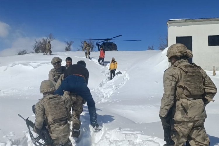 Bingöl'de kanser hastasını sırtında taşıdılar -