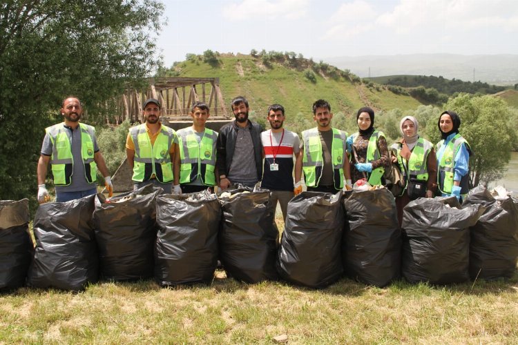 Bingöl'de 30 torba çöp toplandı -