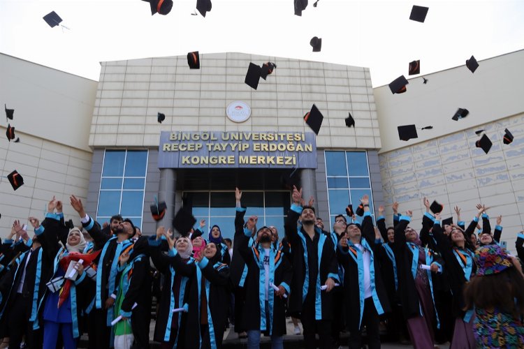 Bingöl Üniversitesi'nde mezuniyet coşkusu -