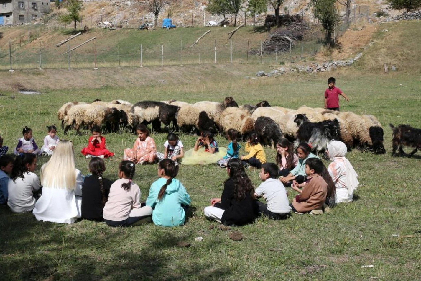 Bitlis Hizan'da öğrenciler doğada ders yapıyor -