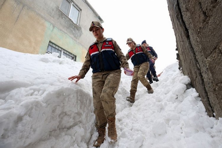 Bitlis'te kadın komutanlar kırsalda KADES'i tanıtıyor -