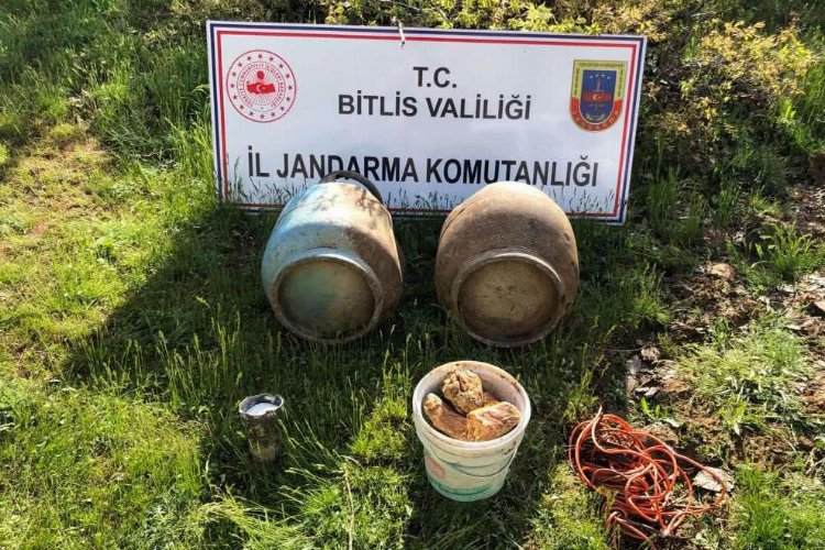 Bitlis'te toprağa gömülü patlayıcılar ele geçirildi -