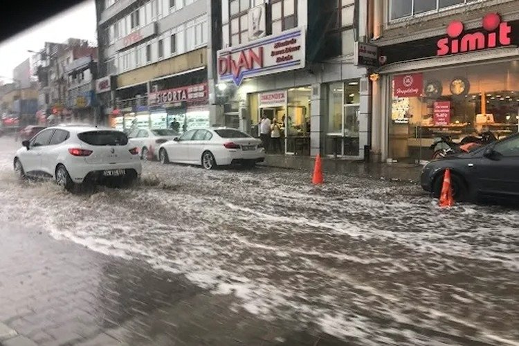 Bursa'da cadde ve sokaklar göle döndü -