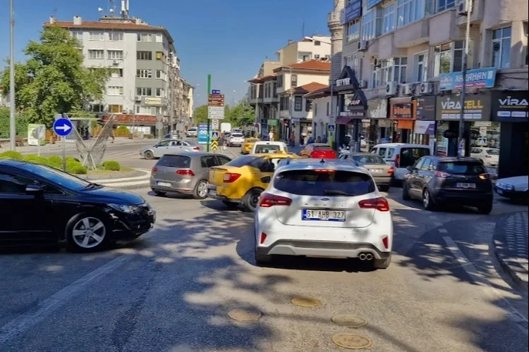 Bursa'da Çekirge Meydanı trafikle boğuşuyor -