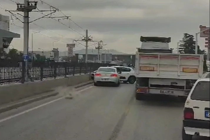 Bursa'da trafiği felç eden kaza -