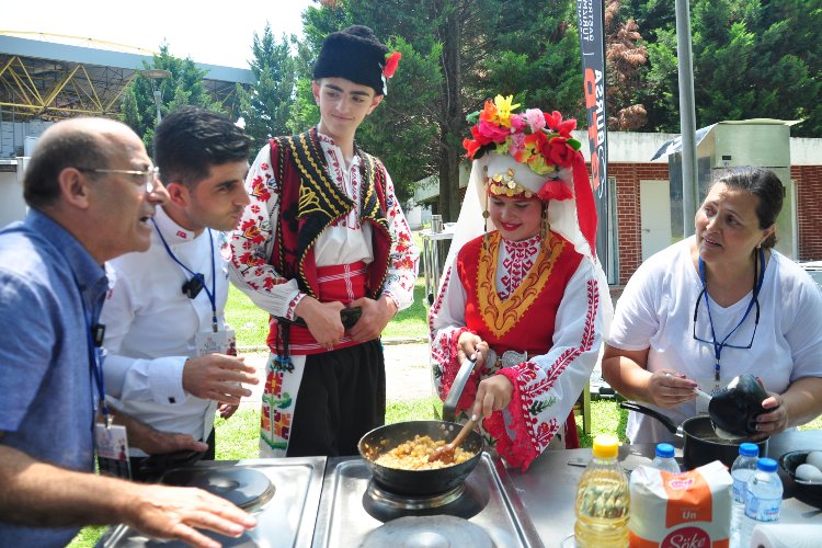 Bursa'da uluslararası dansçılardan mutfak hüneri -