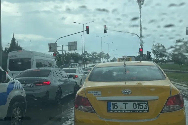 Bursa’da yoğun yağış trafiğe kilit vurdu! -