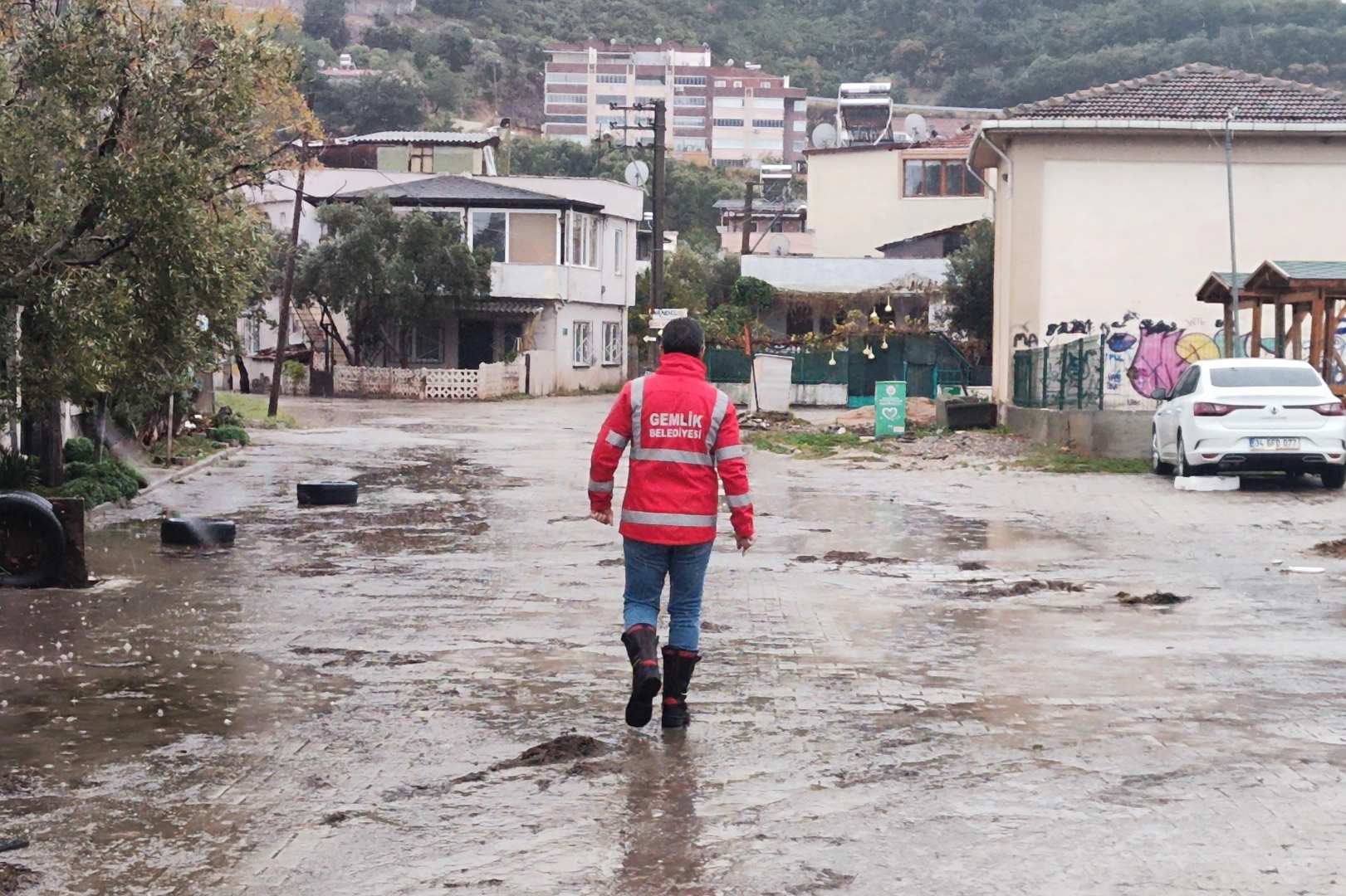 Bursa Gemlik'te sağanak taşkına yol açtı! -