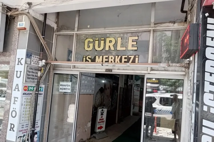 Bursa Gemlik'teki iş merkezi yıkılmayı bekliyor -