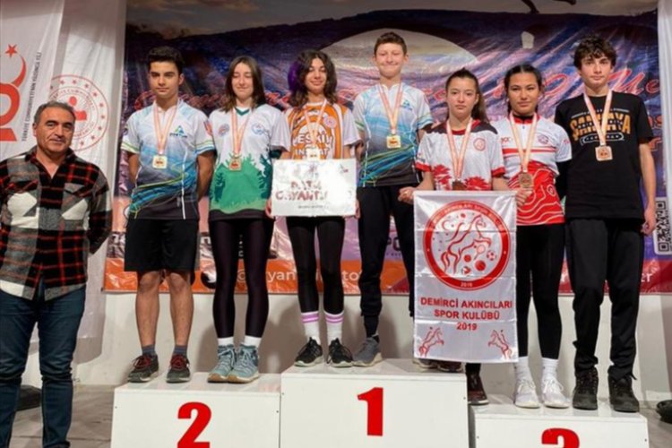 Bursa İnegöllü sporcular Manisa kürsüsünden inmedi! -