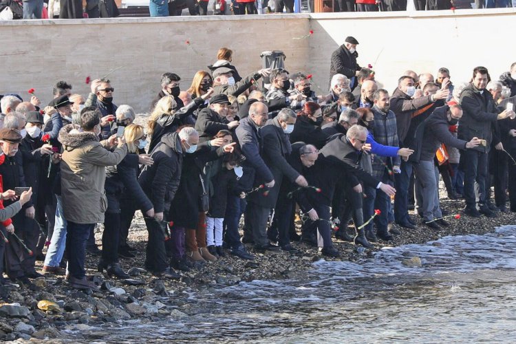 Bursa Mudanya'da mübadiller anısına denize karanfil bırakıldı -