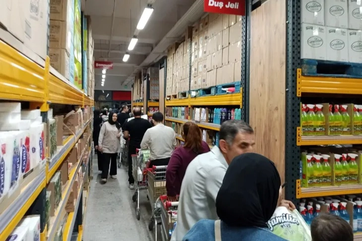 Bursa Nilüfer’de yeni açılan zincir market izdihama neden oldu -