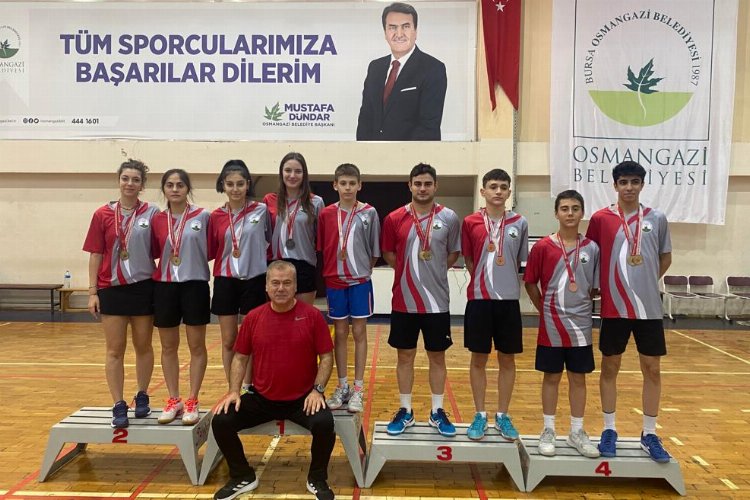 Bursa Osmangazi Badminton takımının şampiyonluk sevinci -