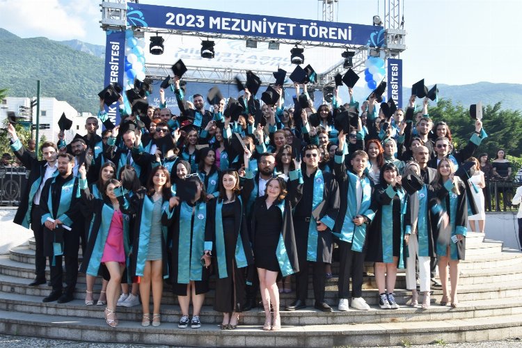 Bursa Teknik Üniversitesi mezunlarını uğurladı -