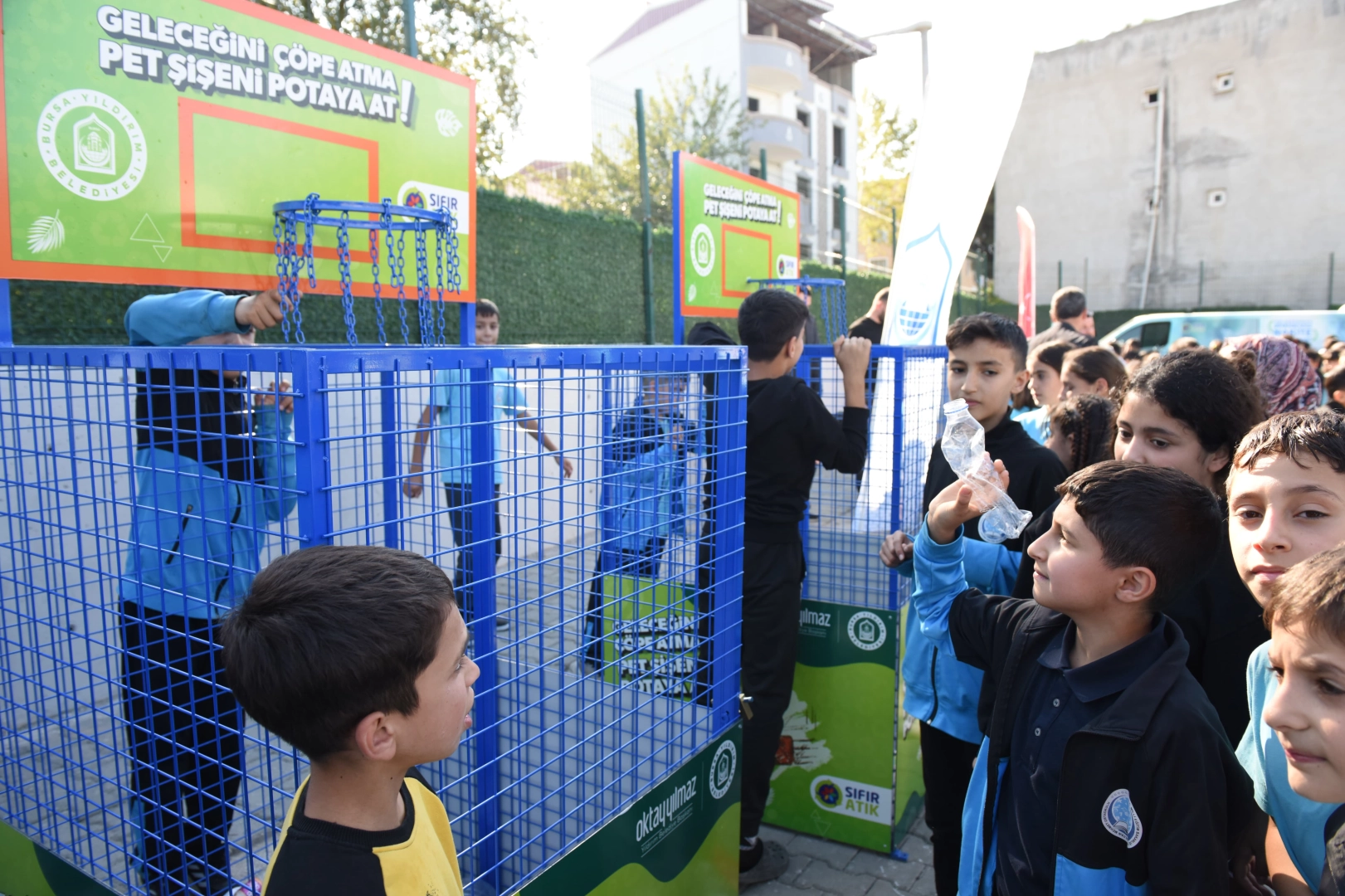 Bursa Yıldırım'da çocuklar şişeleri potaya smaçlıyor -