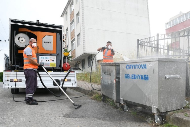 Çayırova'da çöp konteynerleri yerinde yıkanıyor -