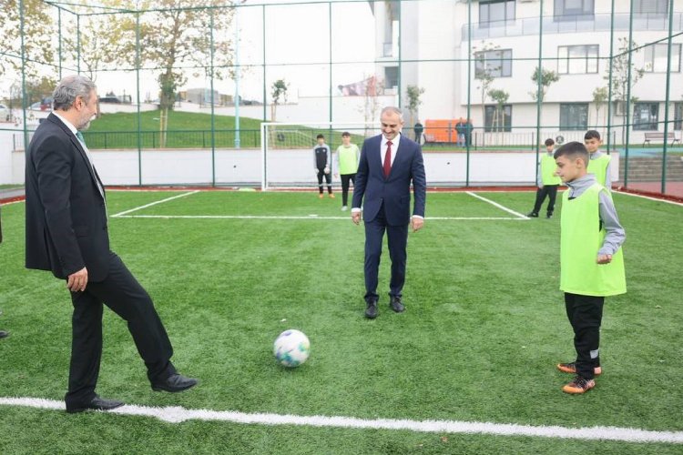 Çayırova'daki yeni halı sahada ilk maçın başlama vuruşu protokolden -