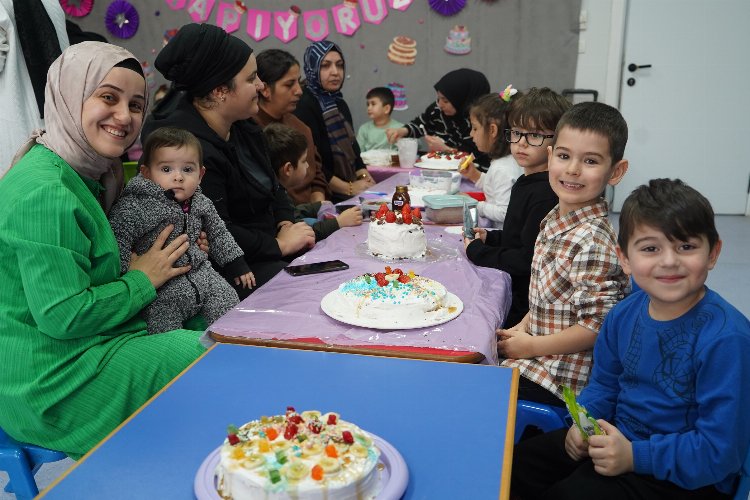 Çayırovalı minikler anneleriyle pasta yaptı -