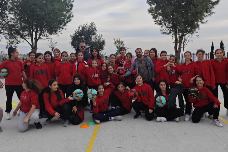 Çiğli Belediyesi’nden okullara sportif destek -