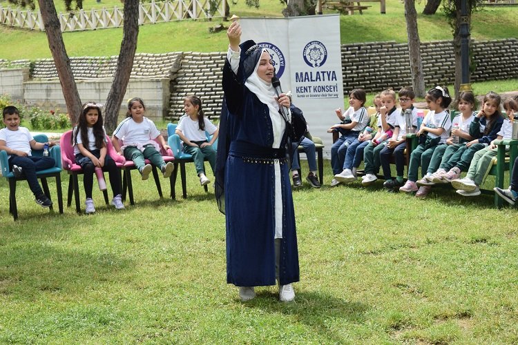 Çocuklar Ninem Korkut’tan masallar dinlediler -