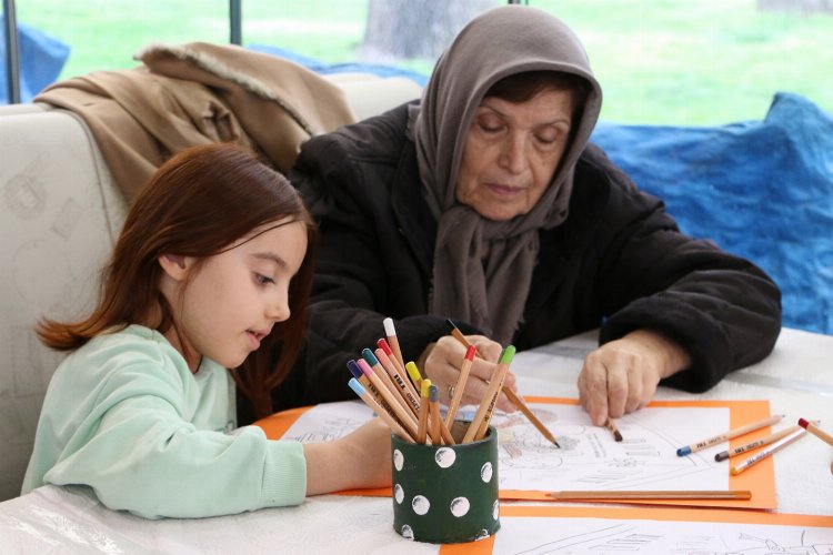 Çocuklar YADEM’de yaşlılarla resim yaptı -