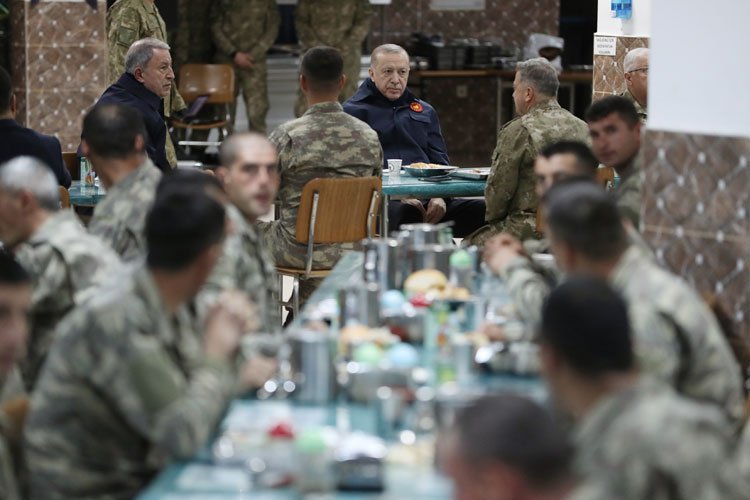 Cumhurbaşkanı Erdoğan’dan Hakkari'deki Mehmetçiğe iftar sürprizi -