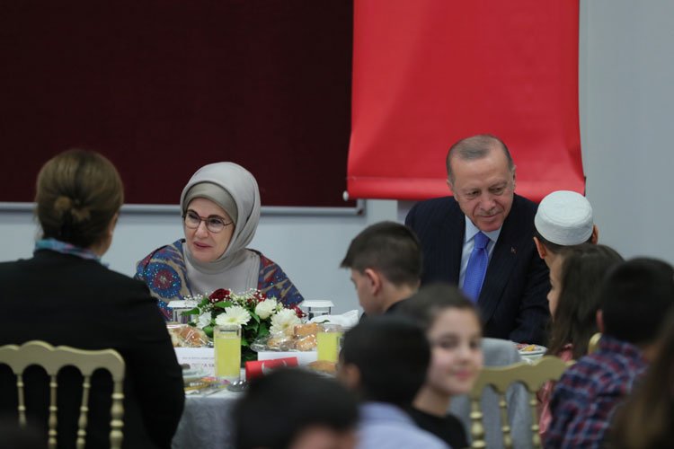 Cumhurbaşkanı Erdoğan, çocuklarla iftar yaptı -