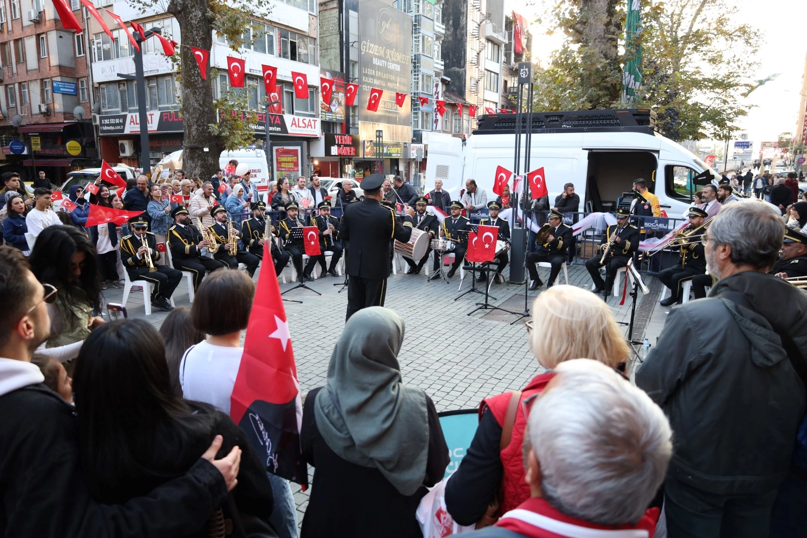 Cumhuriyet Bulvarı Ata’nın sevdiği şarkılarla çınladı -