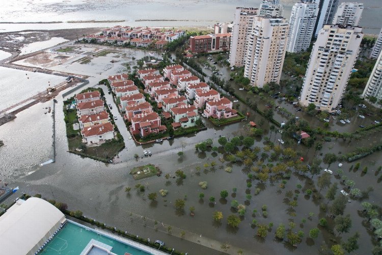 Deniz taştı, İzmir bu hale geldi -