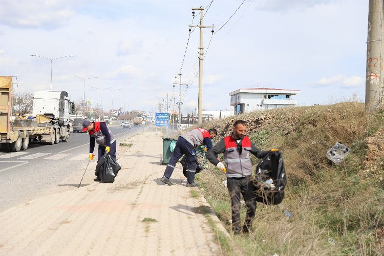 Deprem bölgesinde temizlik çalışmaları sürüyor -