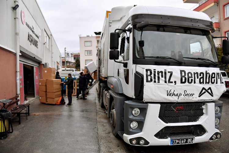 Deprem bölgesine su, battaniye ve kumanya desteği -