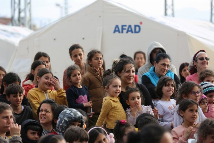 Depremzede çocuklar yeniden gülmeye başladı -