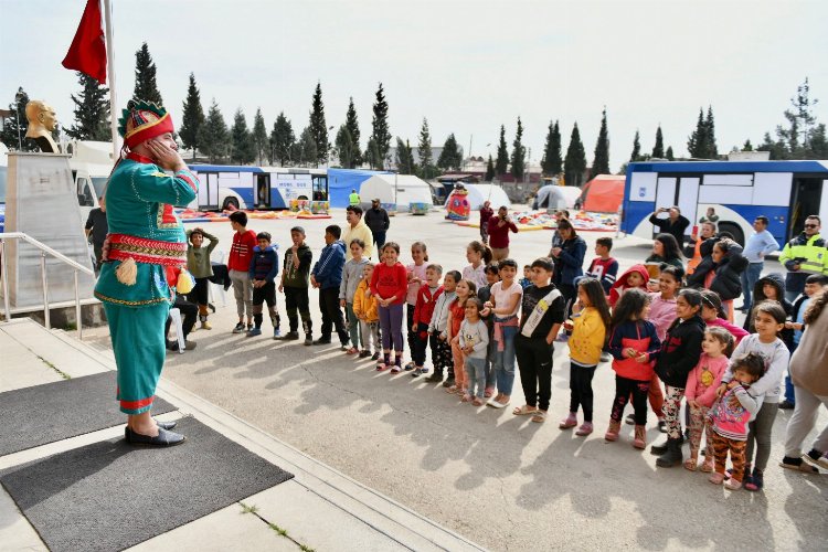 Depremzede çocuklara Hacivat Karagöz sürprizi -