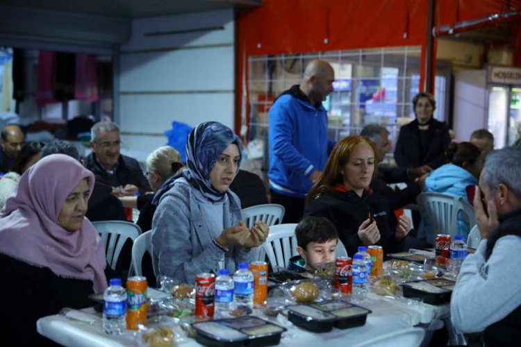 Depremzedeler iftar yemeğinde bir araya geldi -