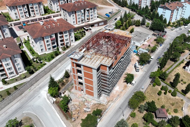 Derince Cemevinde çatı imalatı sürüyor -