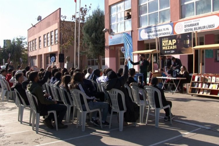 Diyarbakır'da Kitap Mezadı öğrencilerle buluştu -