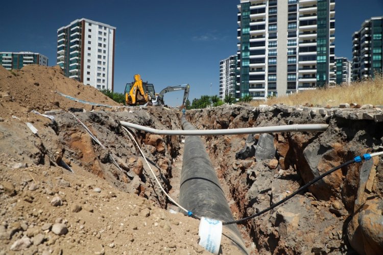 Diyarbakır Mahabad Bulvarı'nda içme suyu hattına deplase -