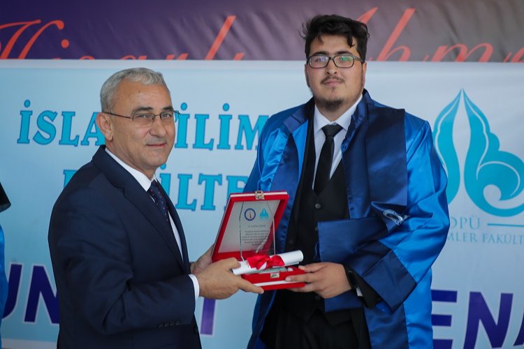 Dumlupınar mezunlarına 'Işık' oldu -