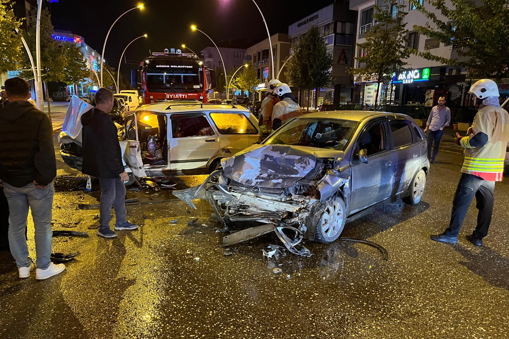 Düzce'de iki otomobil çarpıştı: 3 yaralı -