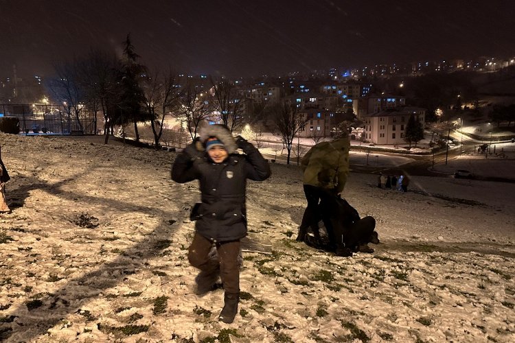 Düzce’de kar yağışı sevinçle karşılandı -