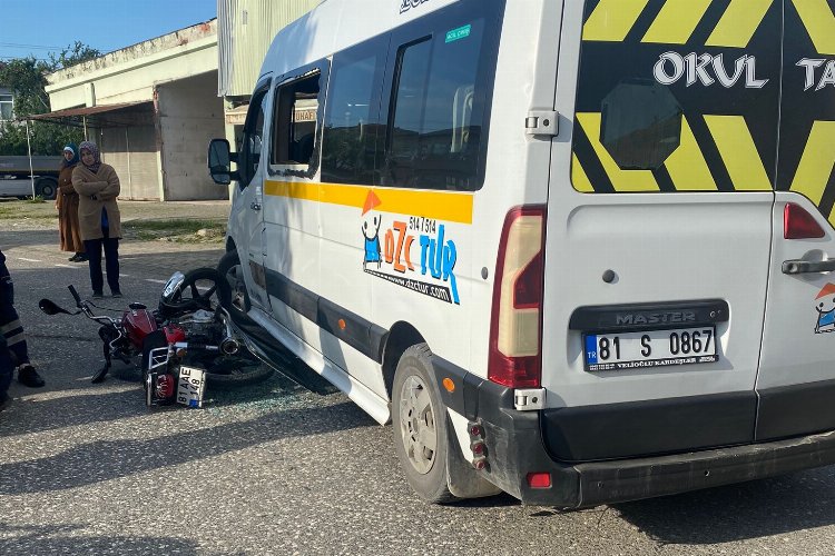 Düzce'de okul servisi ile motosiklet çarpıştı: 1 yaralı -