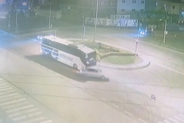 Düzce’de yolcu otobüsü ile otomobil çarpıştı: 2 yaralı  -