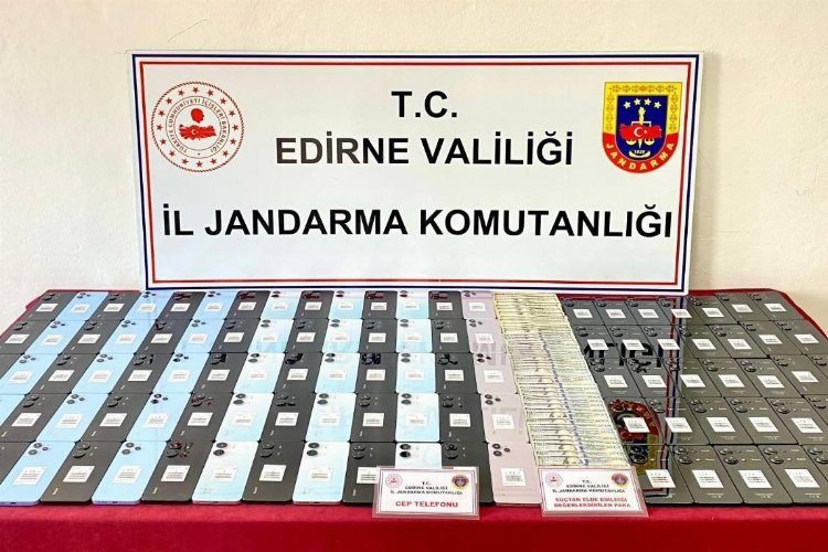 Edirne'de kaçak cep telefonu ve dolar ele geçirildi! -