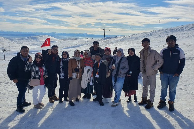 Endonezyalı turistler Kayseri Erciyes'e bayıldı -