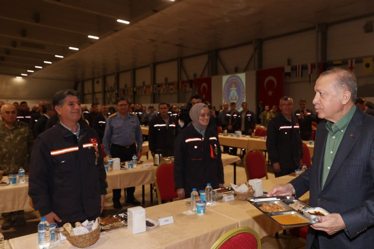 Erdoğan Ramazan'ın son iftarını tersane işçileriyle yaptı -