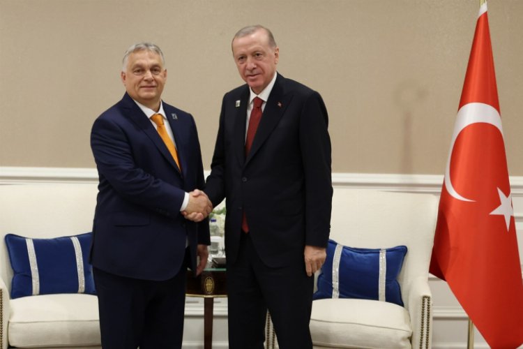 Erdoğan, zirvede Macaristan'la görüştü -