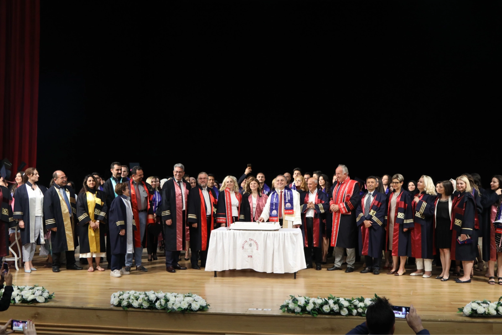ERÜ’de lisansüstü mezuniyet sevinci yaşandı -